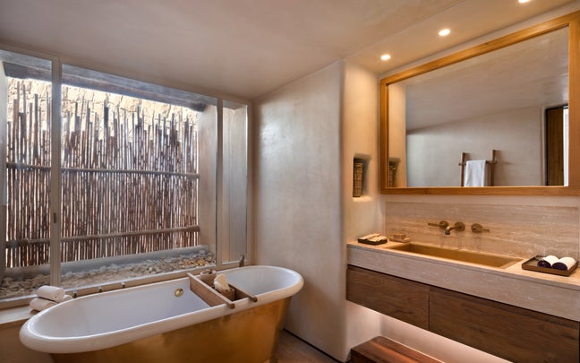 Panorama Suite bathtub with a view of the desert